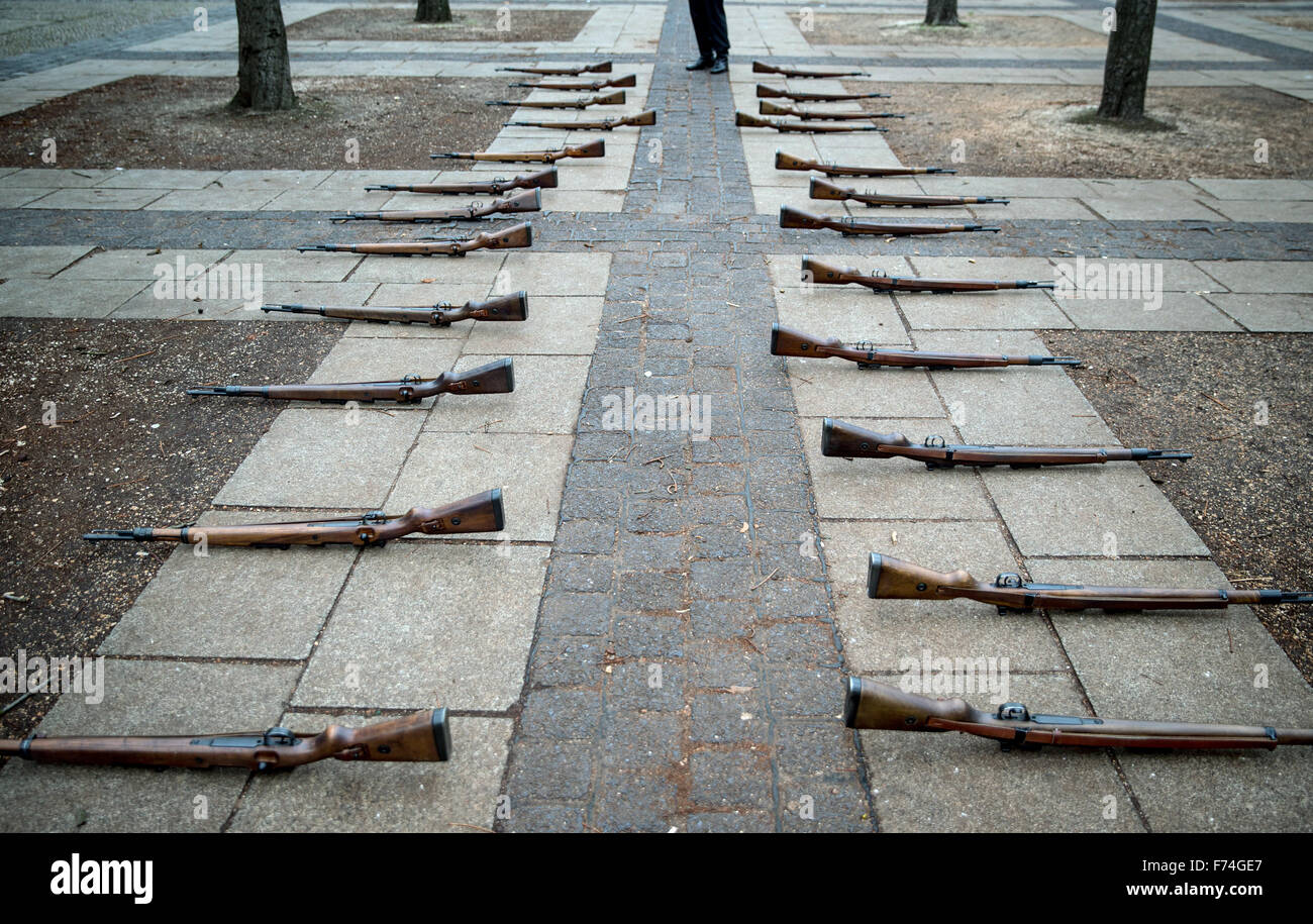 Rifles of the guard battalion of the German armed forces lie on the ground in front of the Neue Wache (lit. New Guardhouse) during a visit of Vietnamese President Truong Tan Sang to Berlin, Germany, 25 November 2015. Photo: KAY NIETFELD/dpa Stock Photo