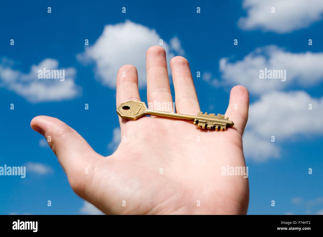 Песня в твоей руке ключи от счастья. Ключ на ладони. Ключ в руке. Золотой ключик в руках. Рука с ключиком.