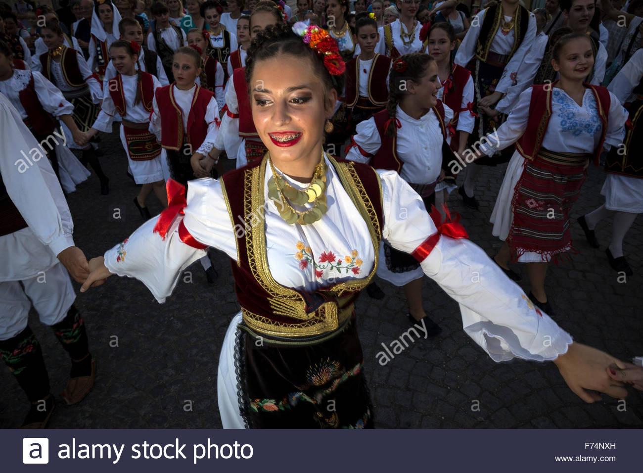 сербские танцующие девушки. сербская леди танцует. сербская леди танцующая ночью. сербские танцующие девушки. фольклор сербии.