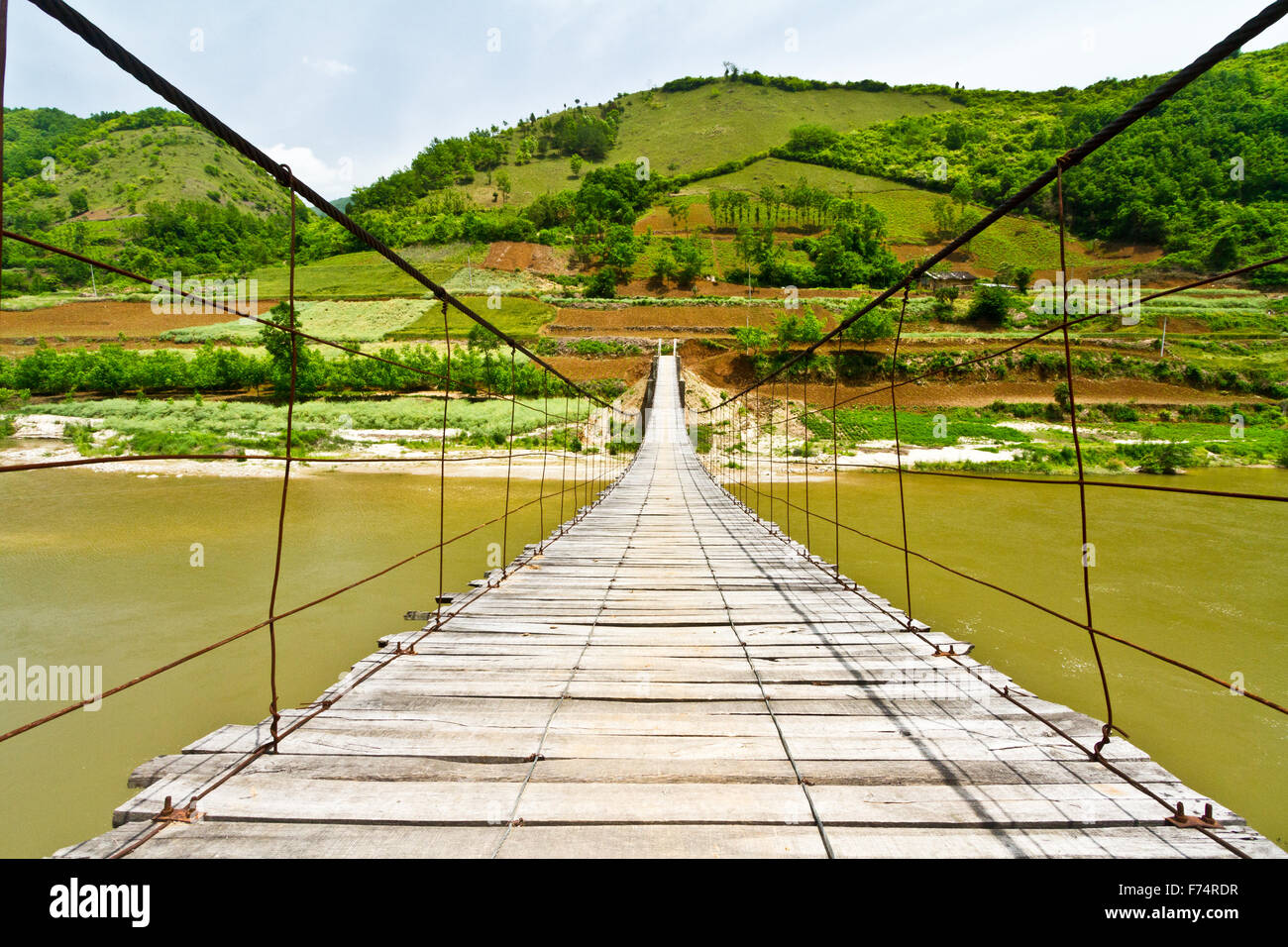 Bridge in the Qingling mountain ranges on the way to Foping, south of Xi’an in China. - Stock Image