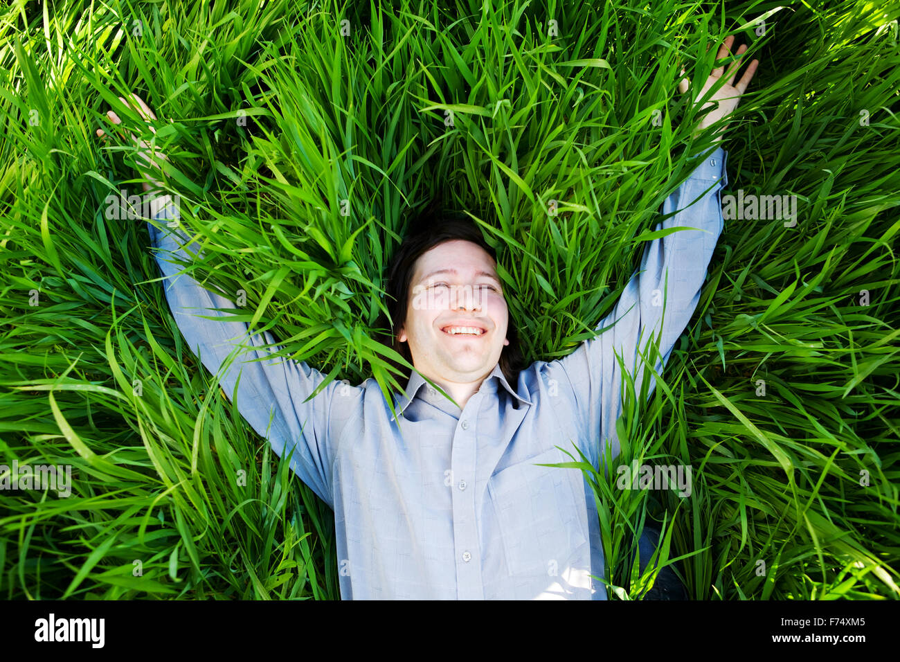 Природа и переживания человека. Чука растет. Конопля. На зеленой траве человек. Человек на траве.