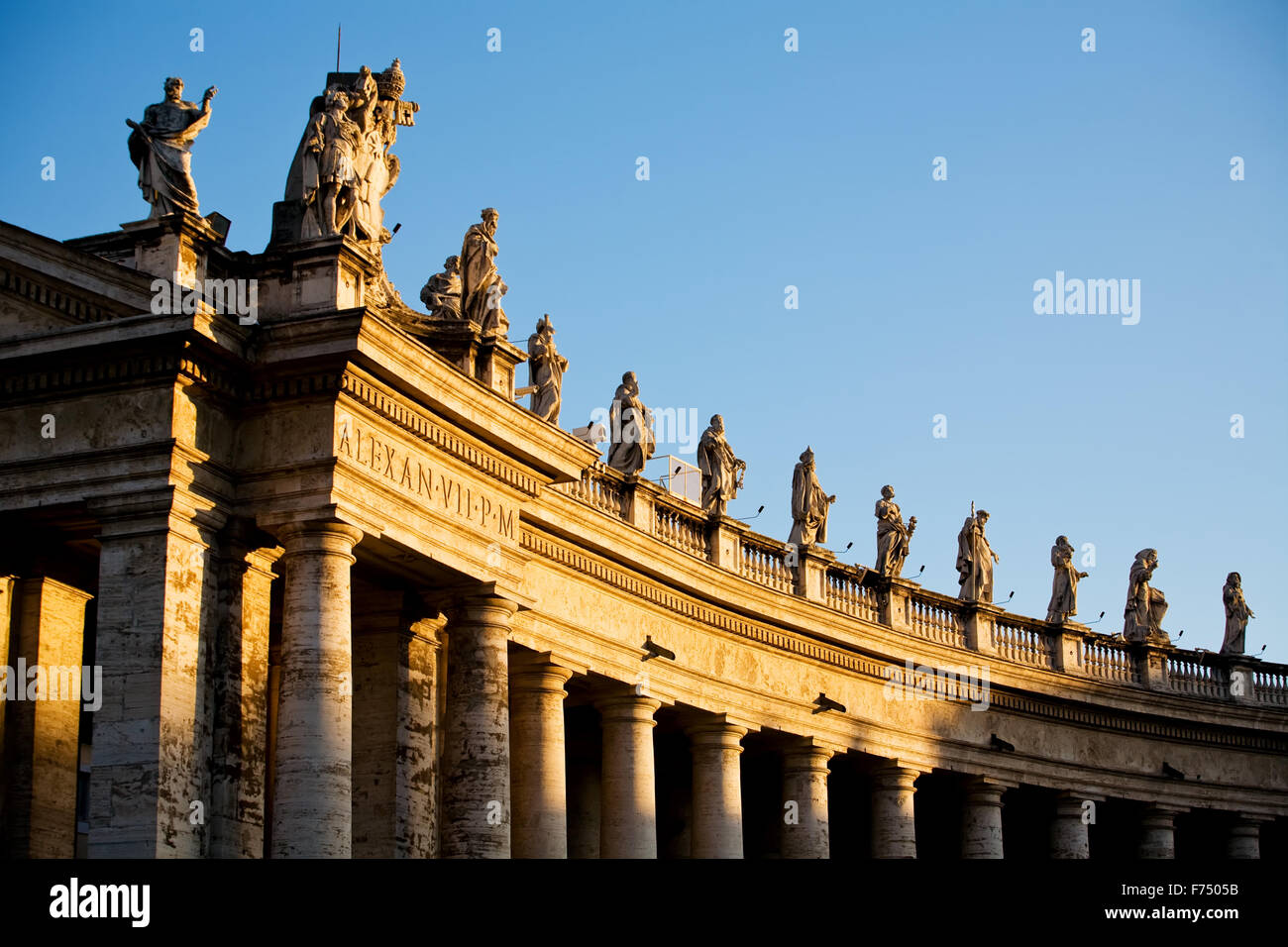 Statue Rome Side View Statue in Rome Stock Photo - Alamy