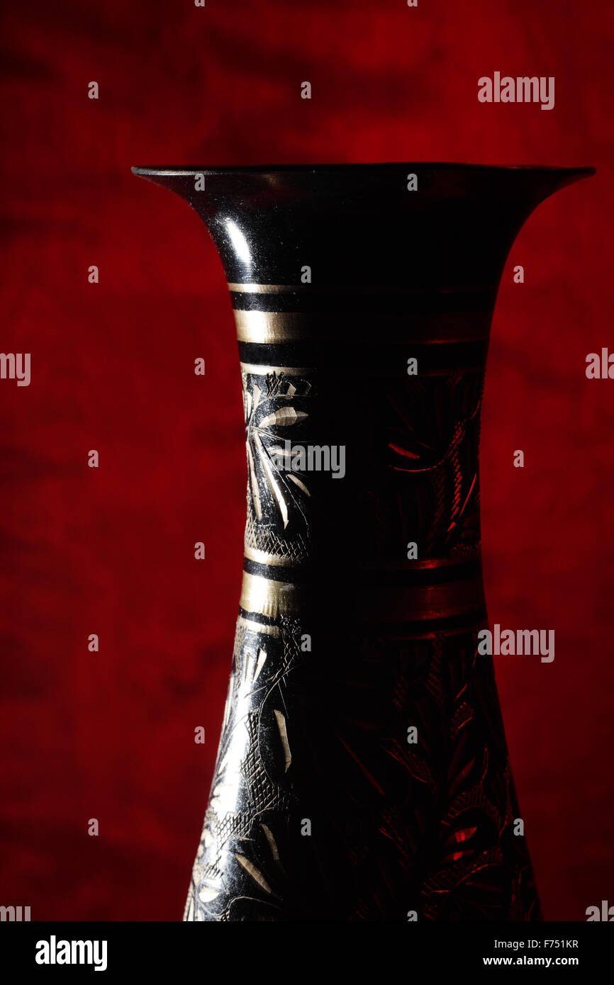 Antique chinese vase metal hi-res stock photography and images - Alamy
