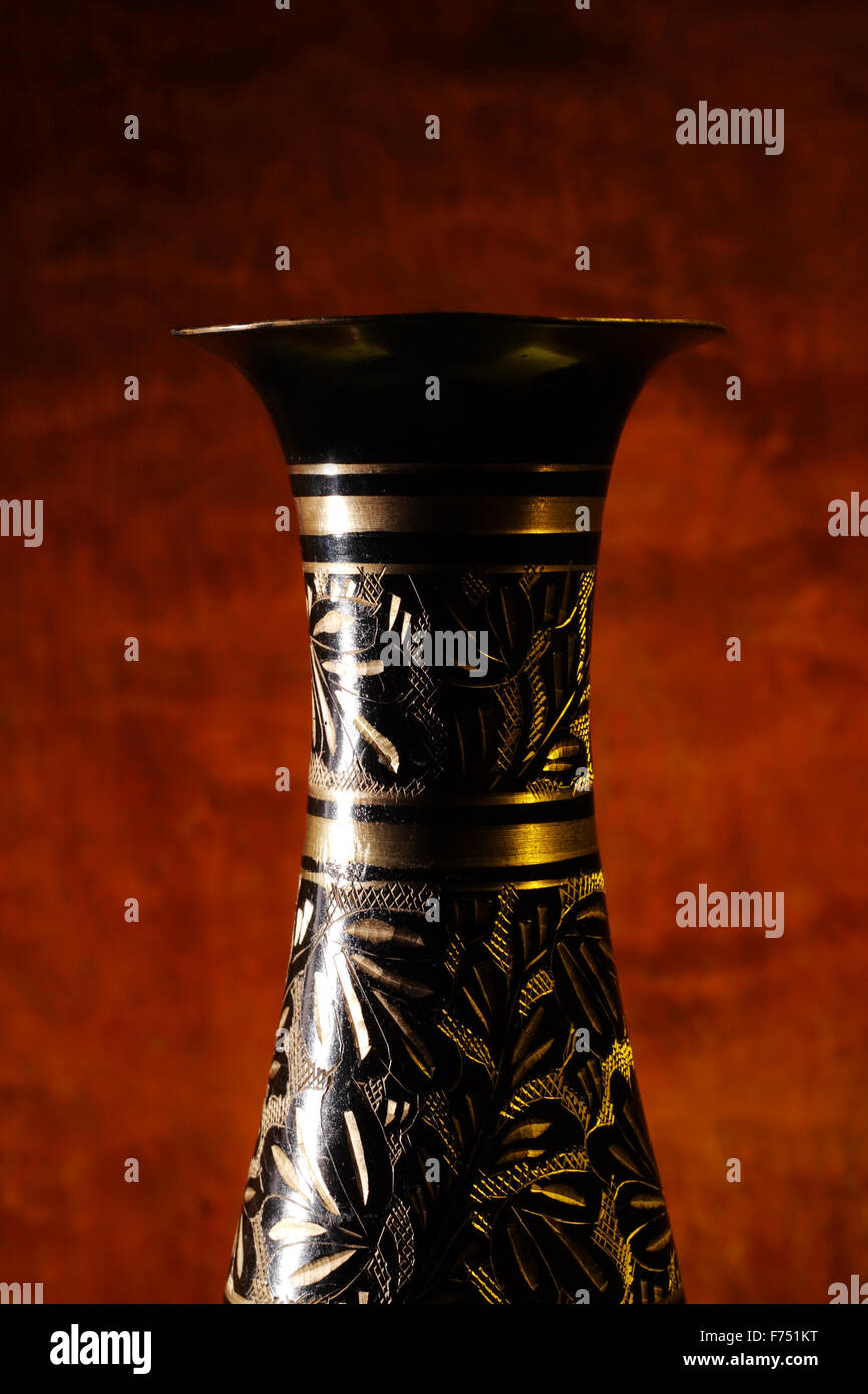Antique chinese bronze vase hi-res stock photography and images - Alamy