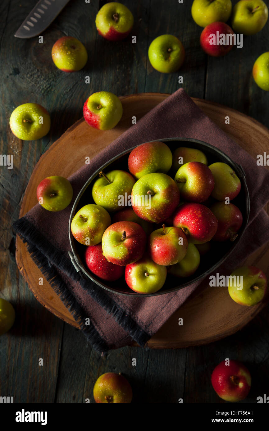 https://c8.alamy.com/comp/F756AH/raw-organic-lady-apples-for-the-holidays-F756AH.jpg