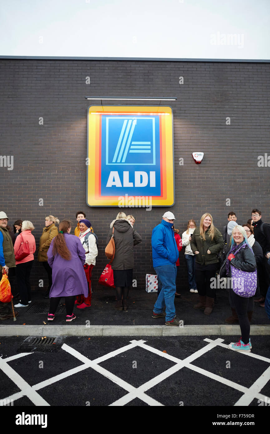 Aldi Ashbourne gran opening, 250 people queue from the day before to be
