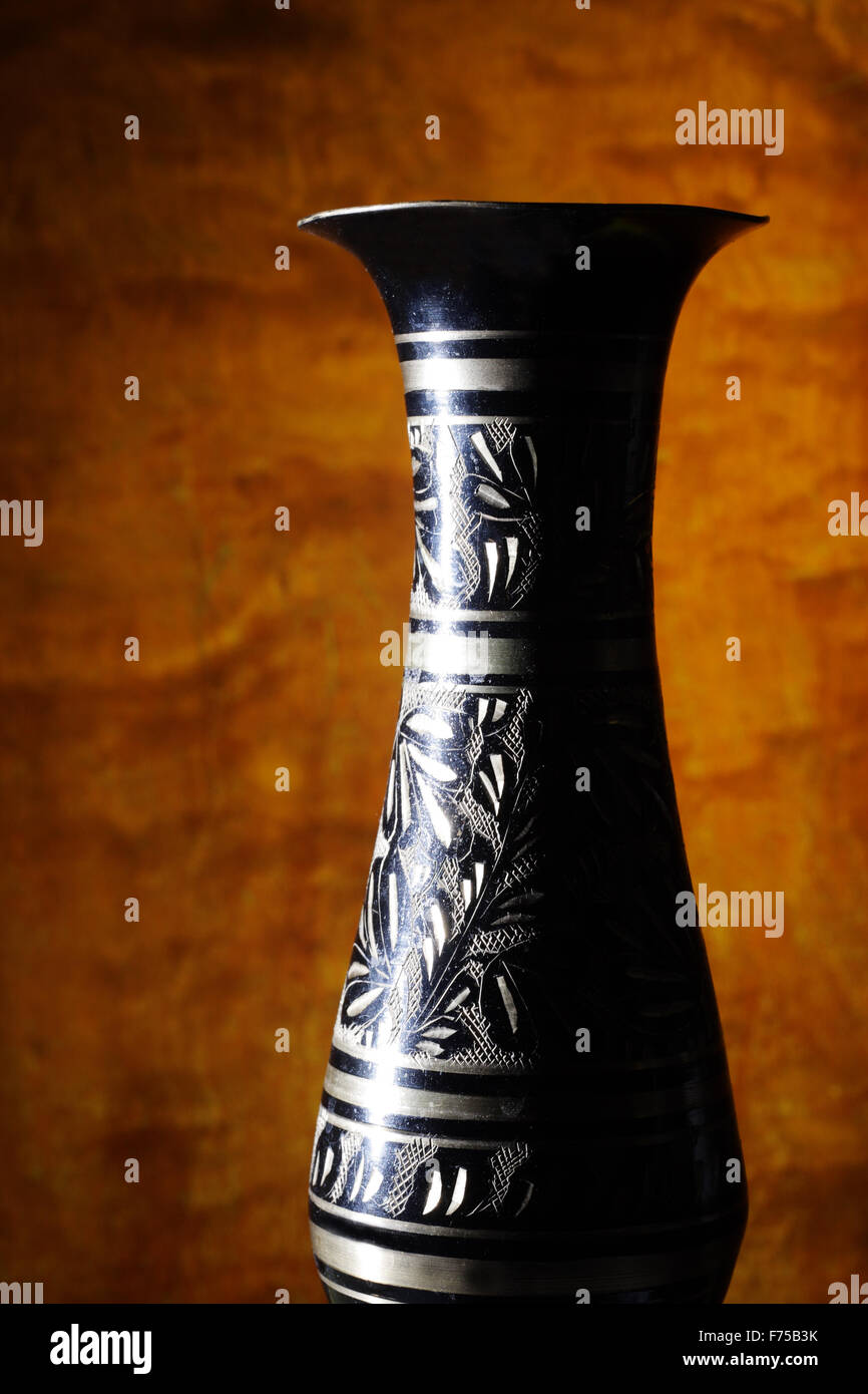 Antique chinese bronze vase hi-res stock photography and images - Alamy