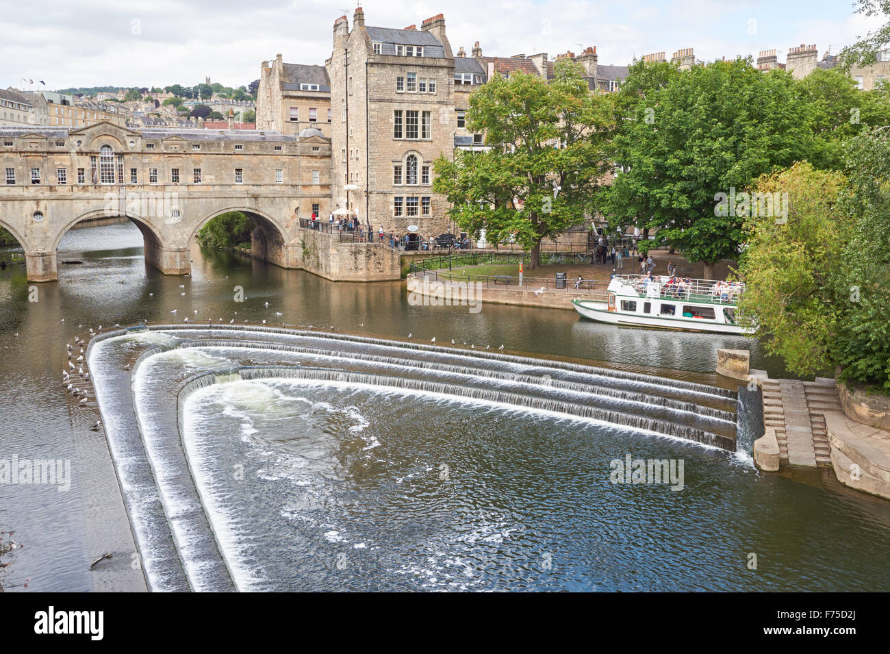 Pulteney Bridge and Pulteney Weir on the River Avon in Bath, Somerset ...