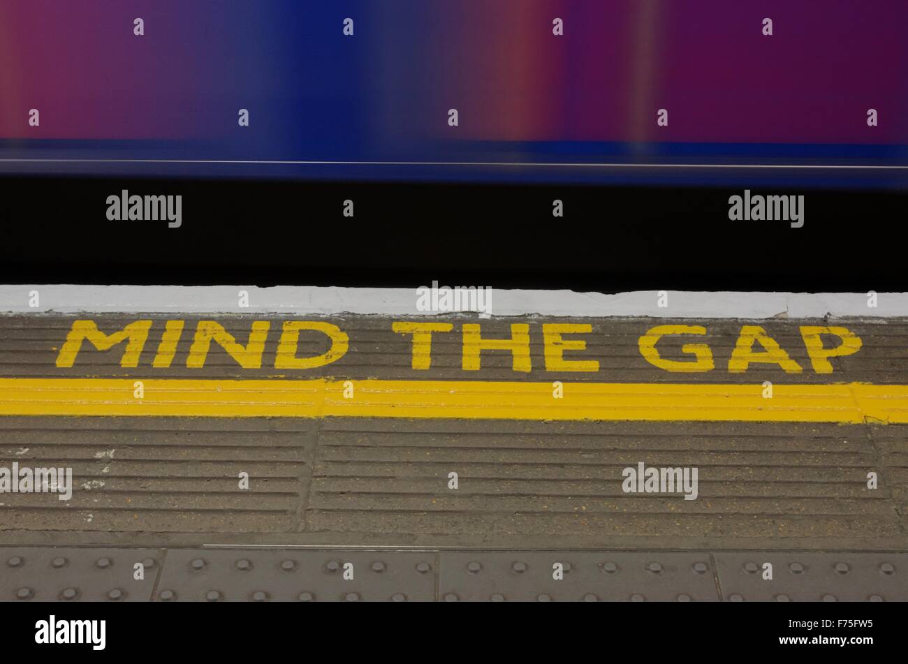 london underground mind the gap t shirt