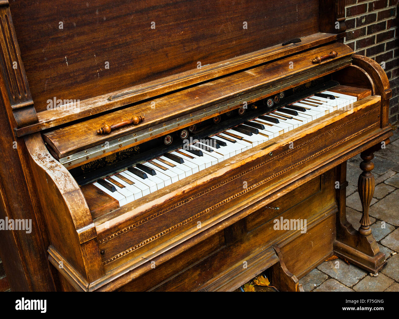 Old piano hi-res stock photography and images - Alamy