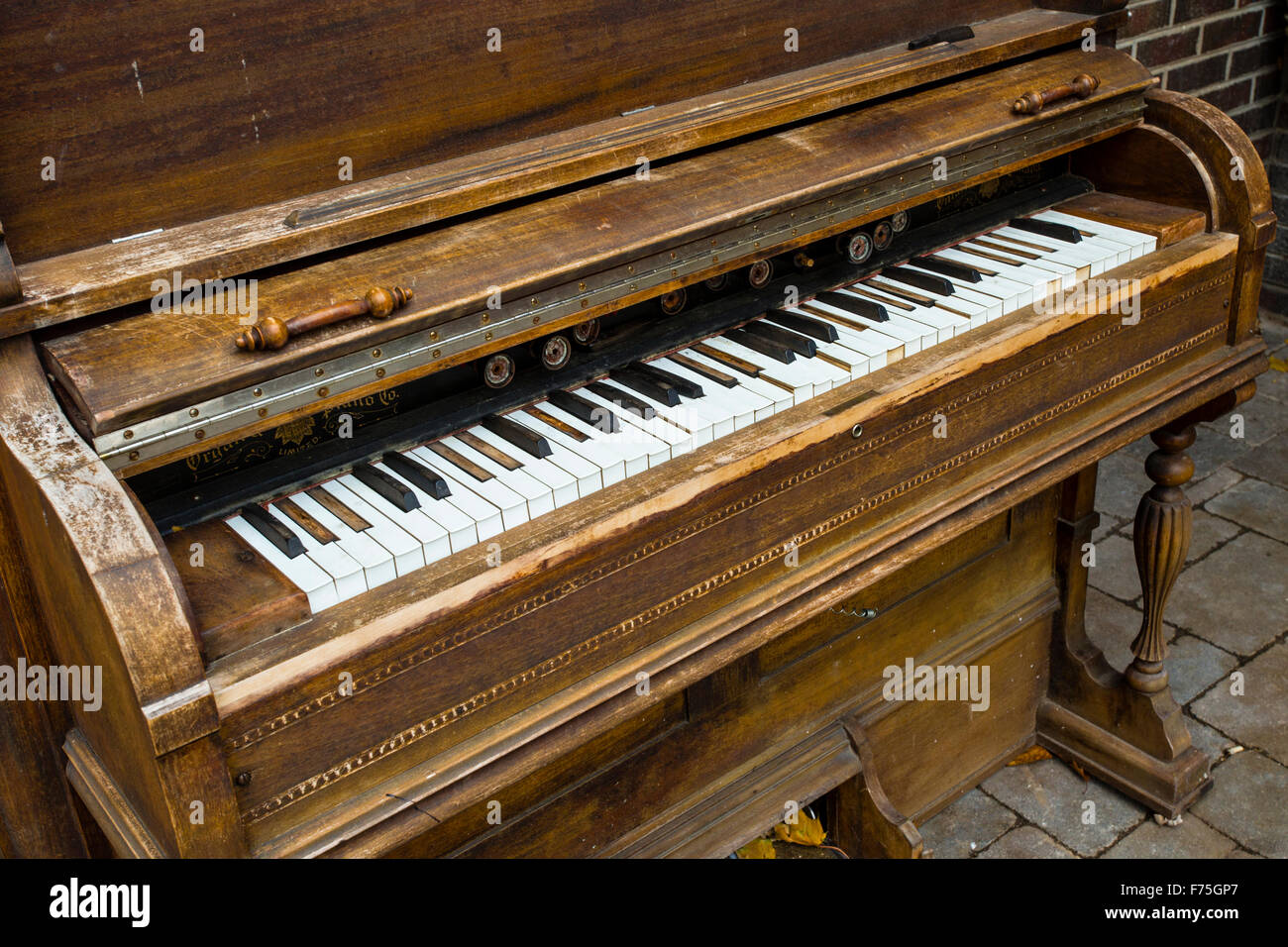 Old damaged piano hi-res stock photography and images - Alamy