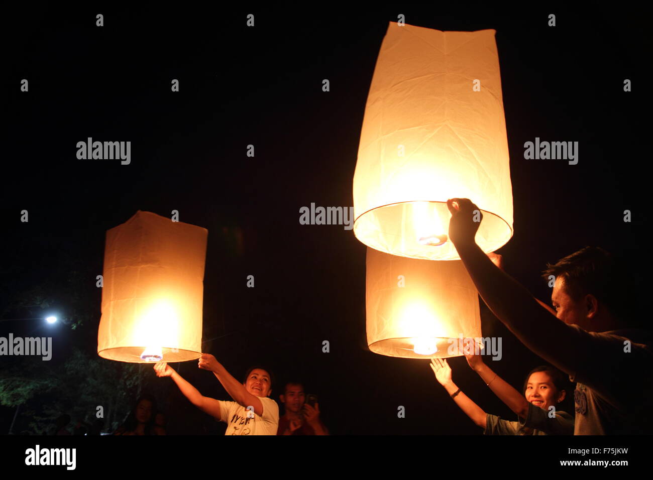 Chiang Mai, Thailand. 25th November 2015. Tourists gather to release Khom Loi (sky lantern) during the Yi Peng Festival outside the Lanna Dhutanka Temple in Chiang Mai. The Lanna Kathina Ceremony takes place around the Loy Krathong festival each year. Stock Photo