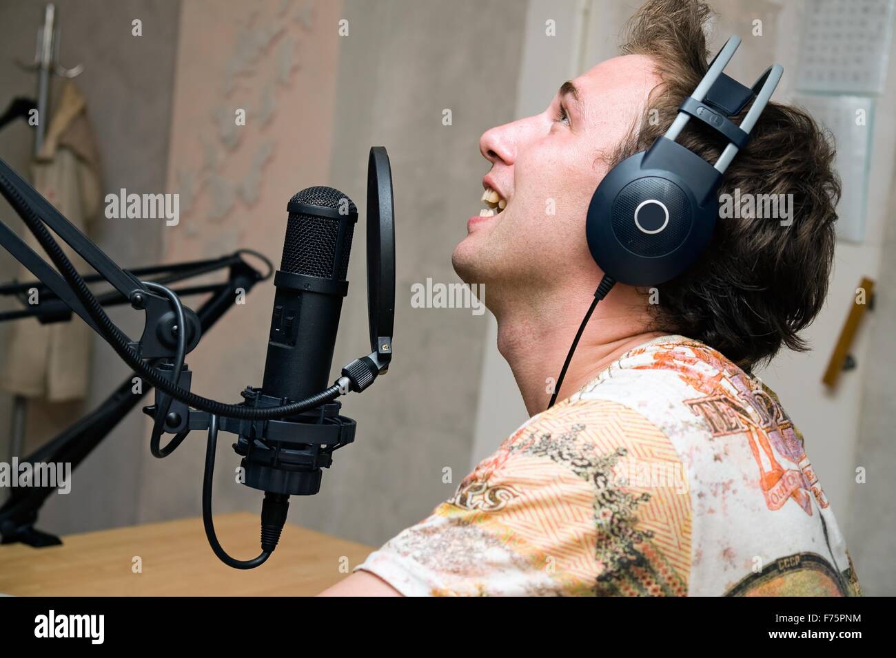 Радиоведущий. Бомбочеловек с микрофоном. Microphone in dj. Микрофон дж. Девушка диктор.