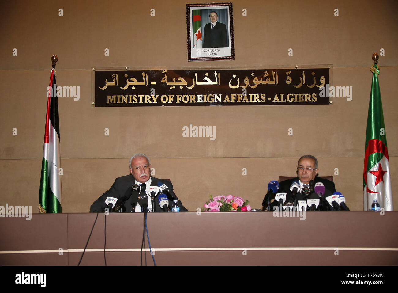 Algiers. 26th Nov, 2015. Palestinian Foreign Minister Riyad al-Maliki (L) and his Algerian counterpart Ramtane Lamamra (R) attend a press conference in Algiers, Algeria, on Nov. 25, 2015. Credit:  Xinhua/Alamy Live News Stock Photo