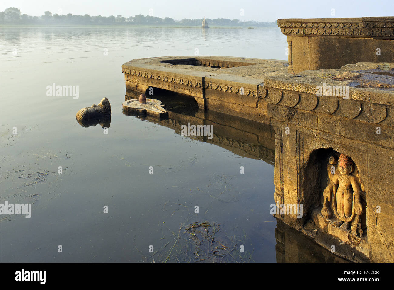 Narmada river, Maheshwar Ghat, Hindu temple, Khargone, Madhya Pradesh, India, Asia Stock Photo