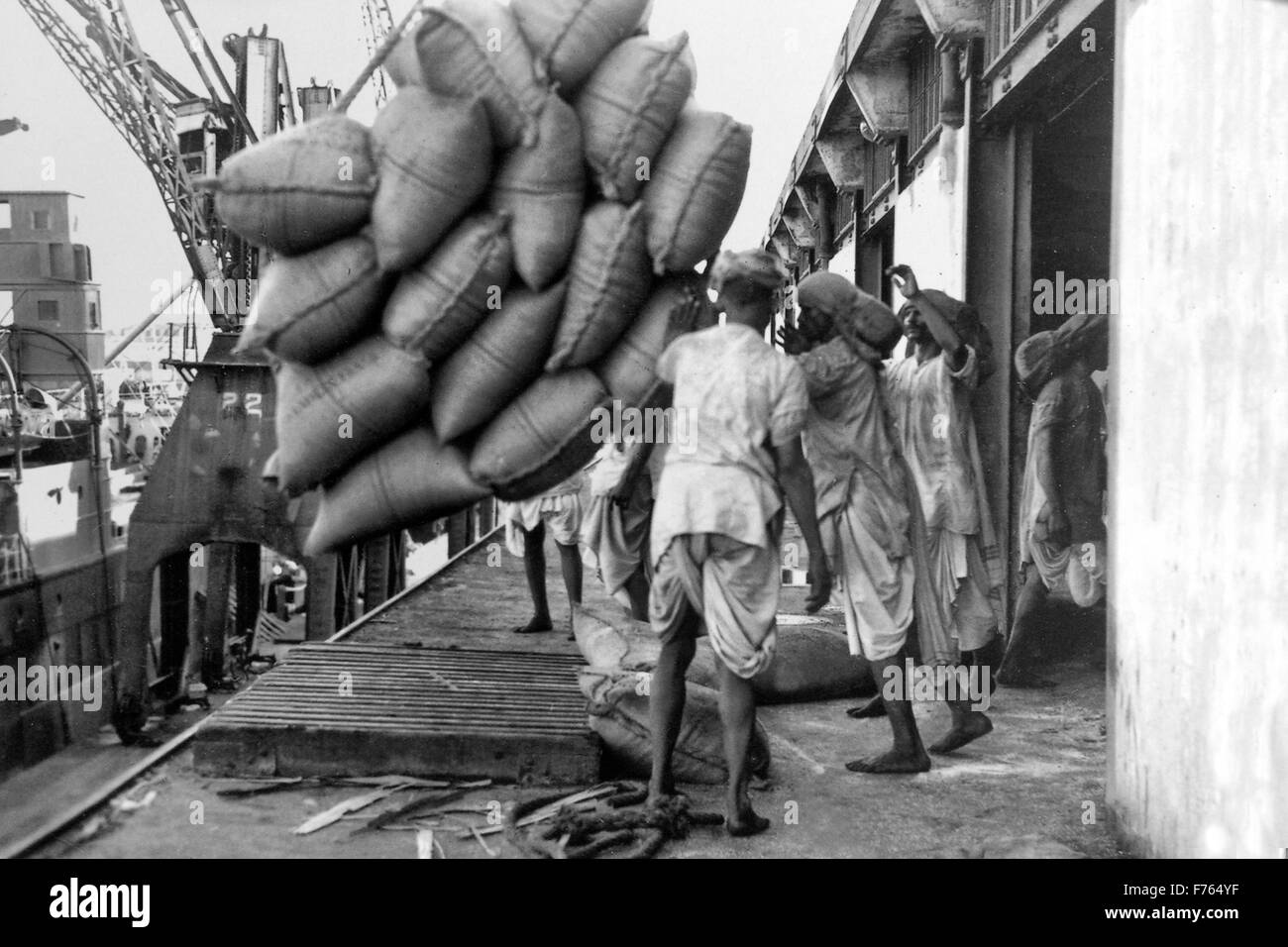 Loading jute bags, Port, Bombay, Mumbai, Maharashtra, India, Asia Stock Photo