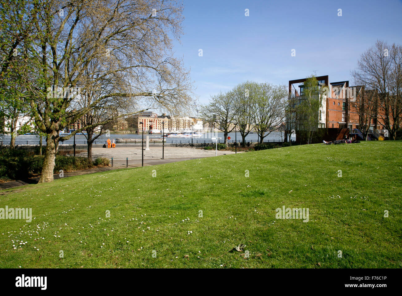 View of the River Thames from King Stairs Gardens, Rotherhithe, London, UK Stock Photo