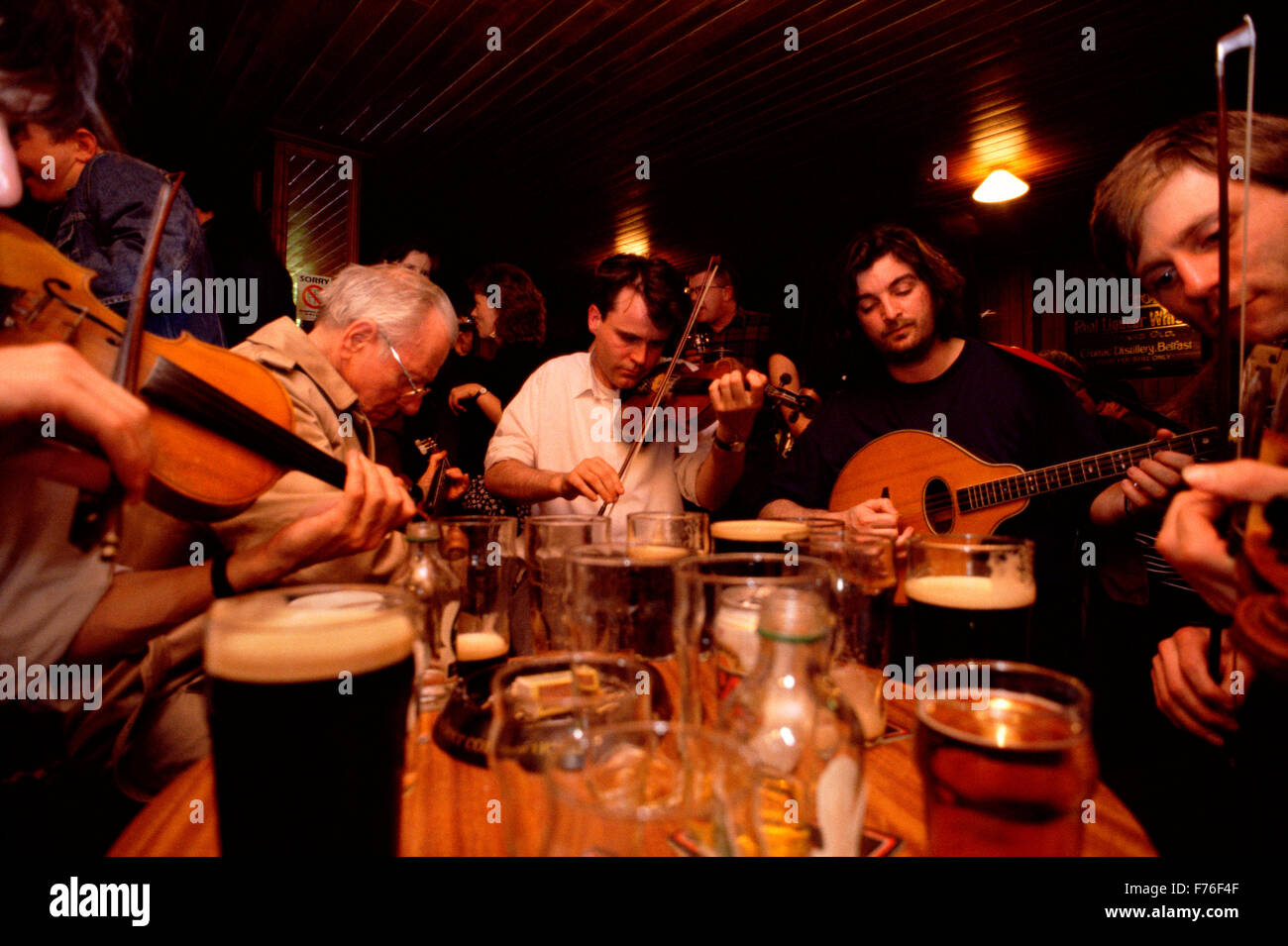 Maddens Bar Musicians in Maddens Bar Belfast Northern Ireland Stock