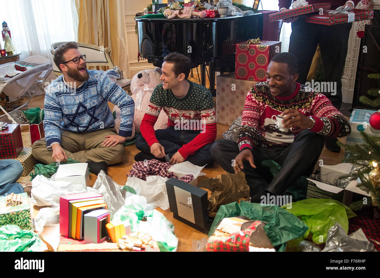 THE NIGHT BEFORE (2015)(  SETH ROGEN, JOSEPH GORDON-LEVITT, ANTHONY MACKIE  JONATHAN LEVINE (2015)  MOVIESORE COLLECTION LTD Stock Photo