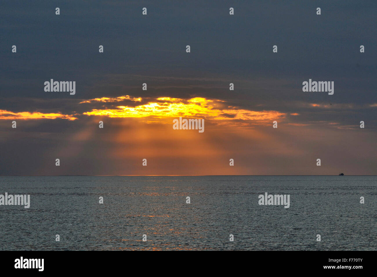 Sea horizon and cloud hi-res stock photography and images - Alamy