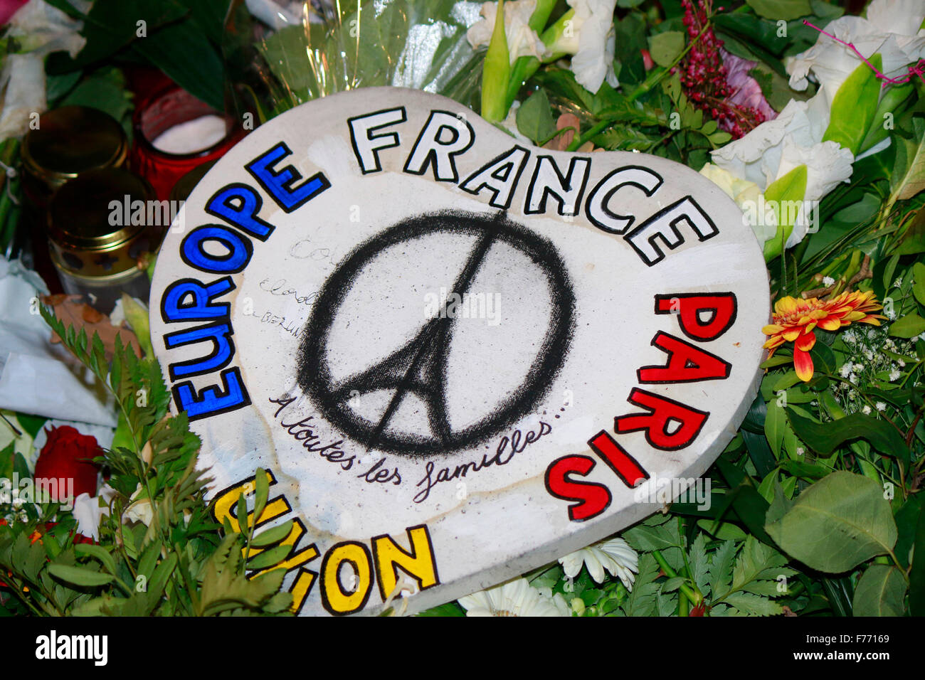 Trauerbekundungen und Kondolenzbotschaften vor der franzoesischen Botschaft nach den islamistischen Terroranschlaegen von Paris, Stock Photo