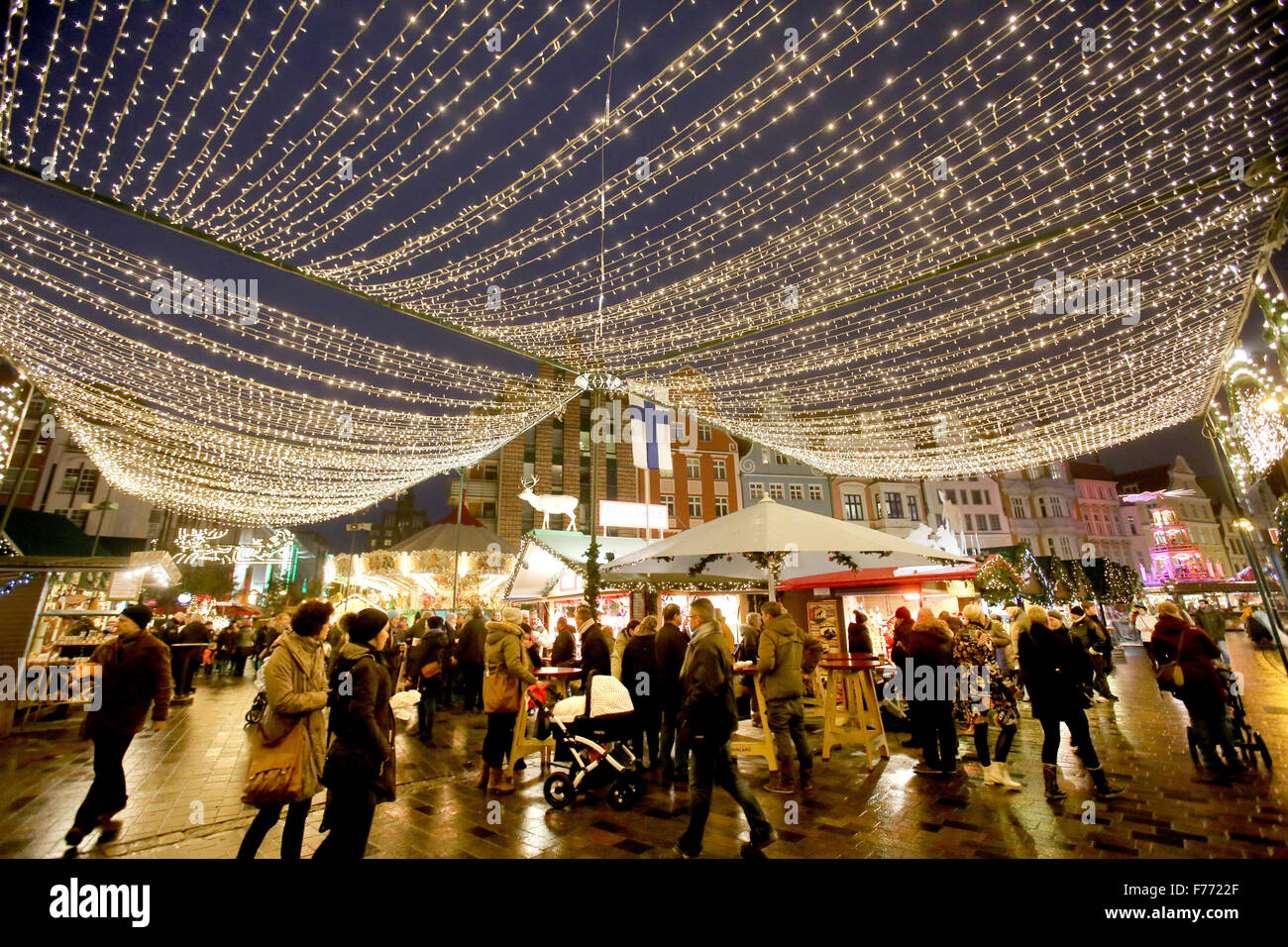 Rostock, Germany. 25th Nov, 2015. Visitors at the Christmas market in