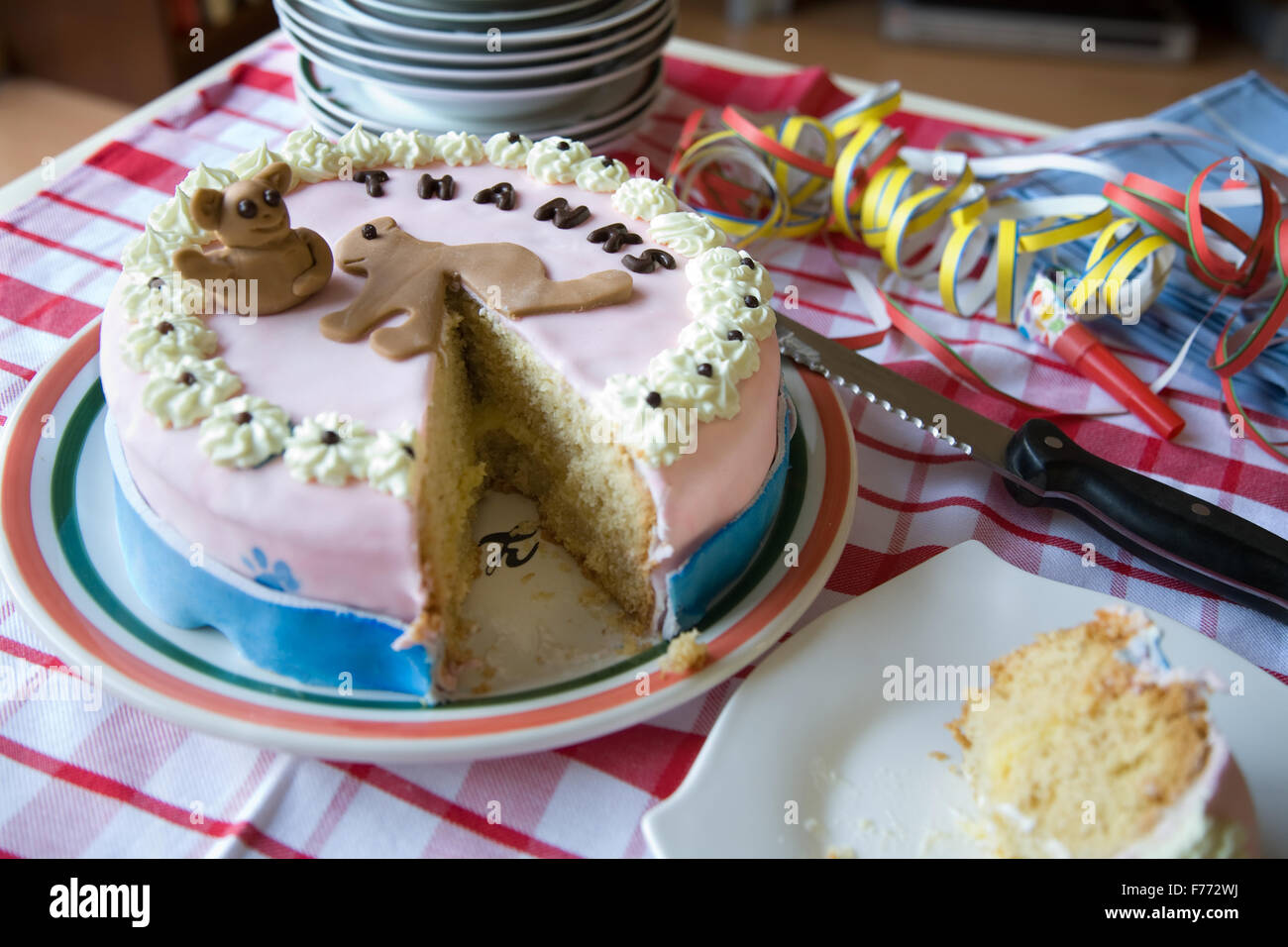 Birthday cake celebration hi-res stock photography and images - Alamy