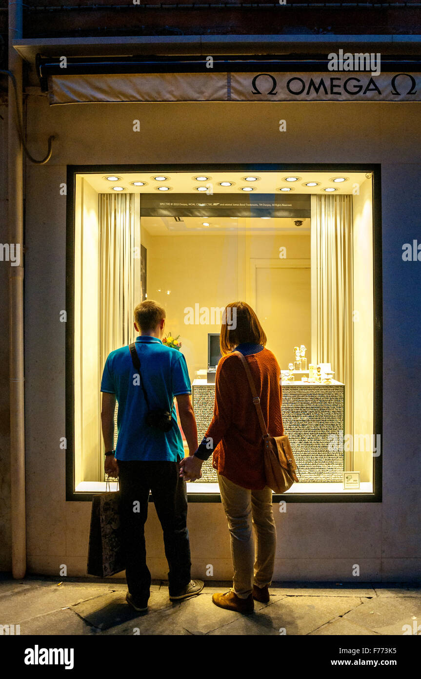 Couple window shopping in Venice, Italy Stock Photo Alamy
