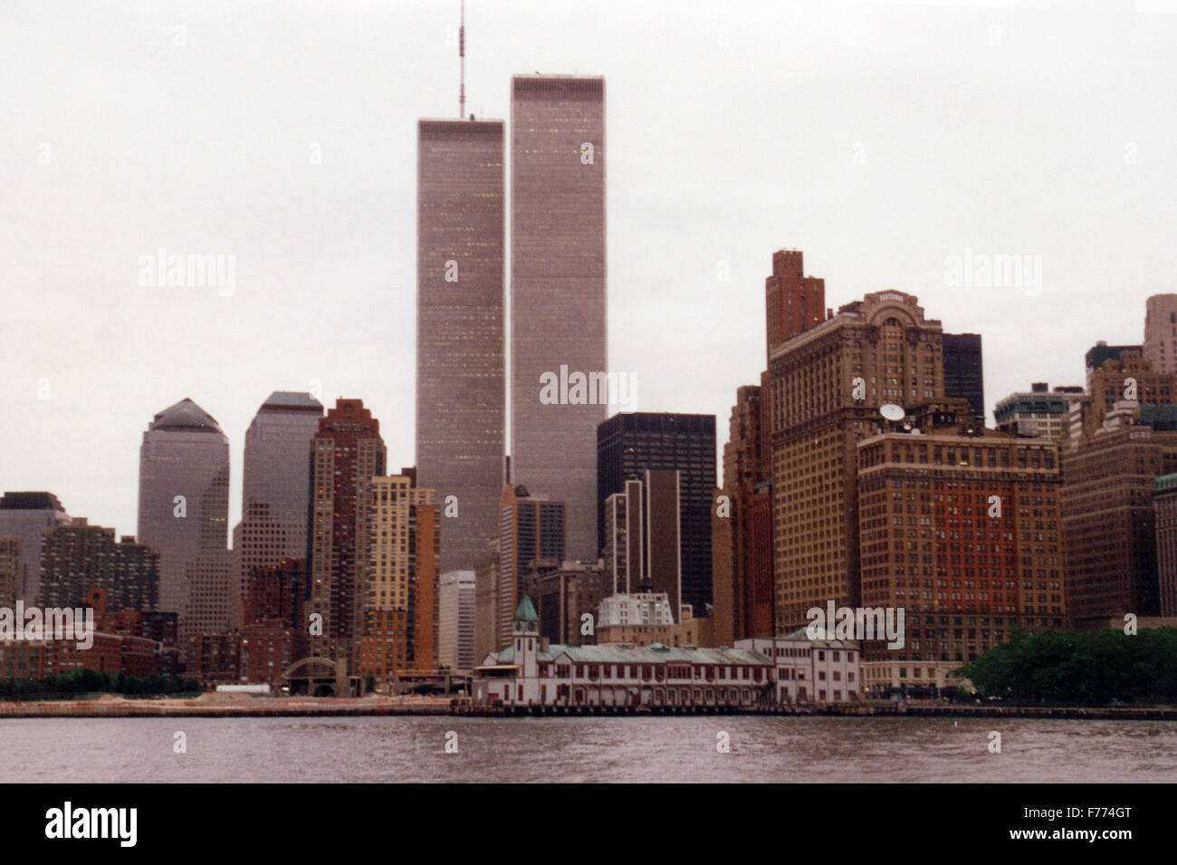 Skyline von Manhattan mit den Twin Towers/ Zwillingstuermen des World Trade Center, Manhattan/ Brooklyn, New York, USA. Stock Photo