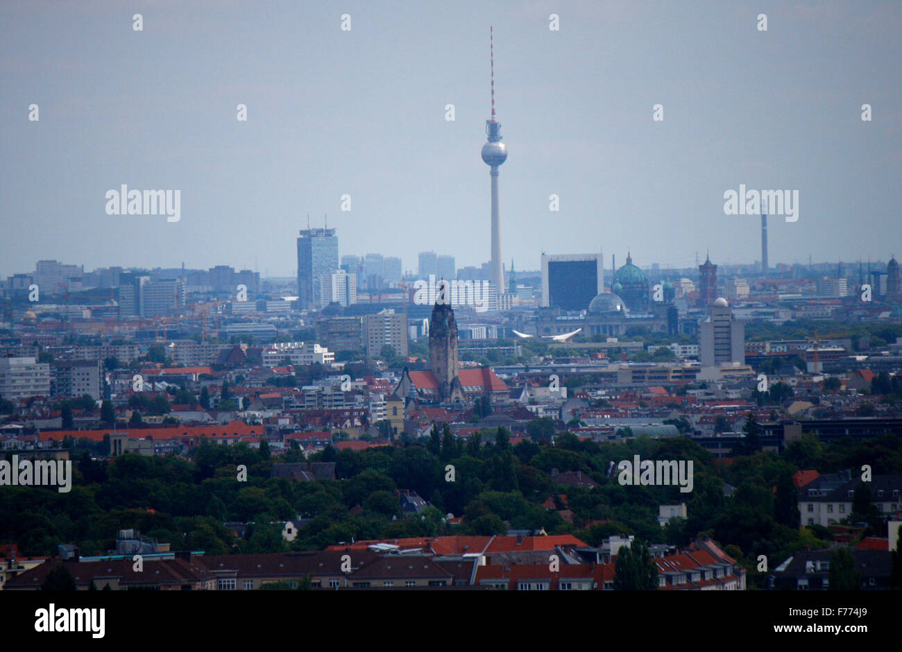 Panorama: Berliner Skyline Olympiaturm aus gesehen: u.a. mit Fernsehturm. Stock Photo
