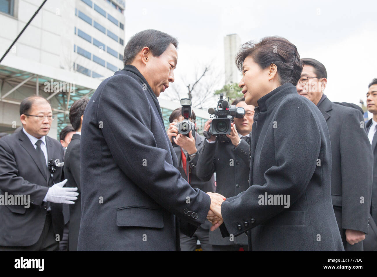 Seoul Nov 26 15 Xinhua South Korean President Park Geun Hye R Front Comforts A Family Member Of Former President Kim Young Sam In Seoul South Korea Nov 26 15 South