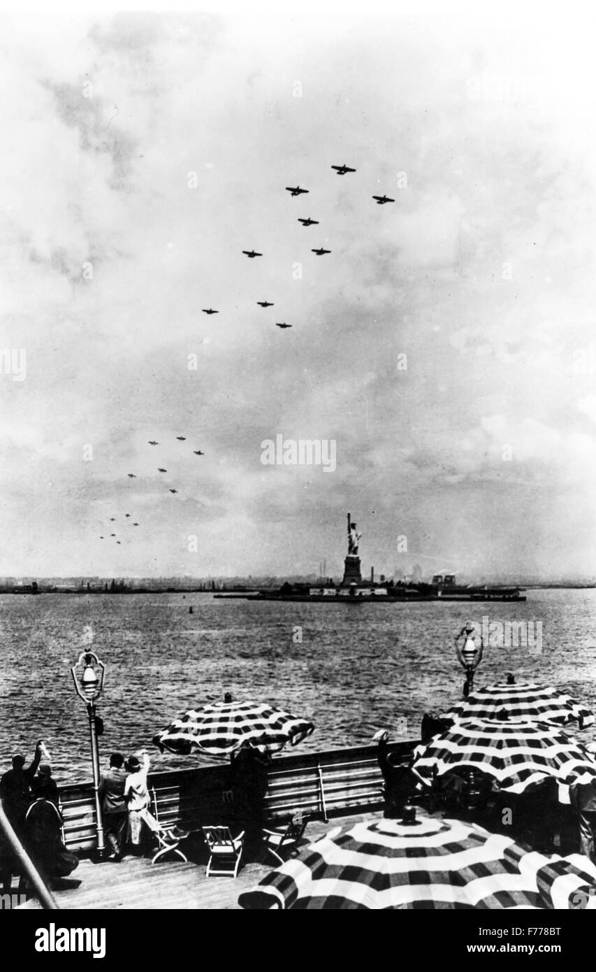 Photo Vintage 1933 Italo Balbo Faisant Un Geste - Salut à L'Amérique