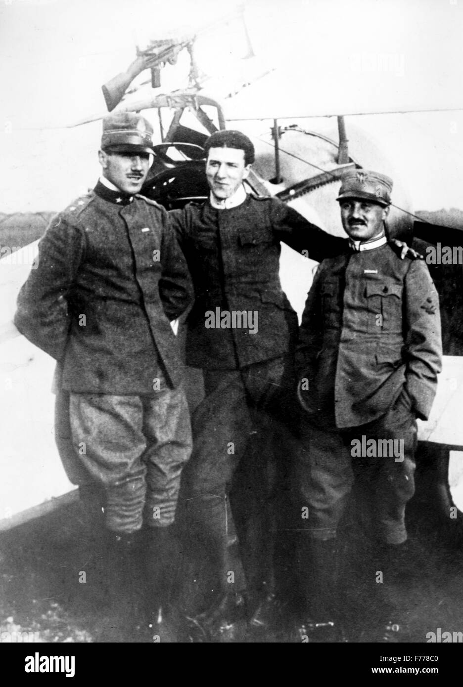 Lieutenant Francesco Baracca with two other airmen (far left) posing at the school Caproni in Malpensa,1915 Stock Photo