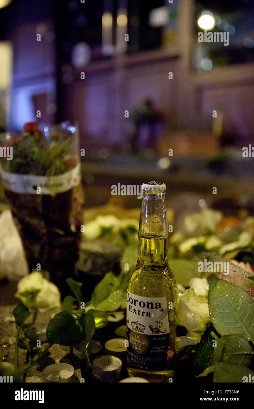 Paris Attacks Restaurant Casa Nostra, people mourning place where 5 victims died from Kalashnikov, terrorist attack on 13/11/15. Stock Photo