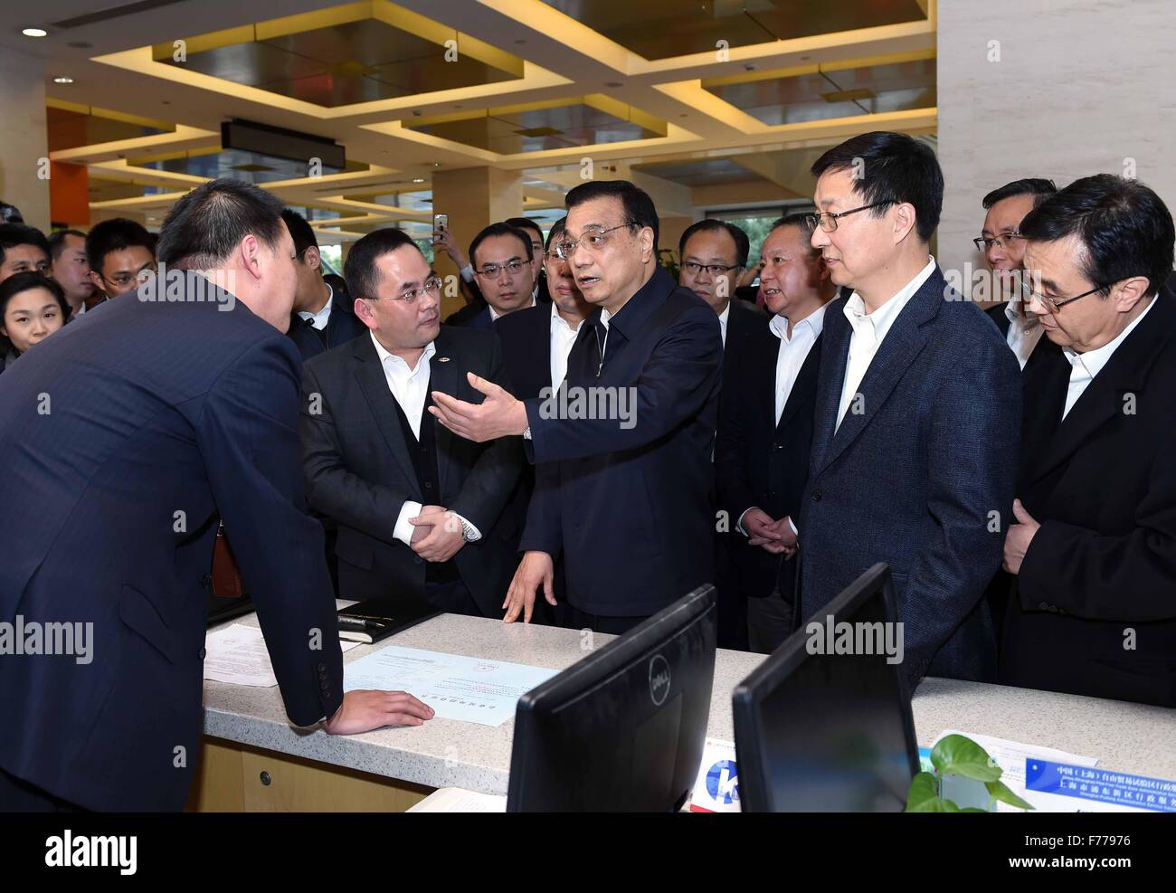 Beijing, China. 25th Nov, 2015. Chinese Premier Li Keqiang (C) visits an administrative service center in Lujiazui Area in Shanghai, east China, Nov. 25, 2015. Li had an inspection tour in the Shanghai Free Trade Zone (FTZ) on Wednesday. © Rao Aimin/Xinhua/Alamy Live News Stock Photo