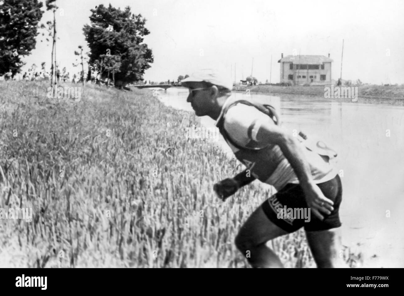 giro d'italia 1951,cyclist after being refreshed in a channel Stock