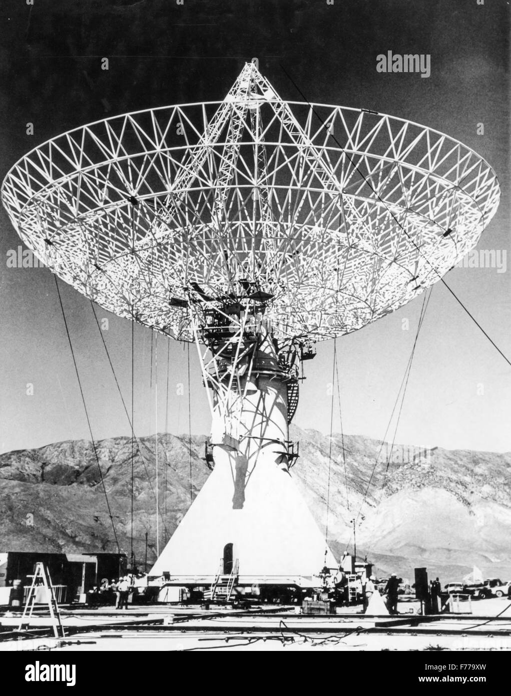 radio telescope at the California Institute of Technology,owens valley