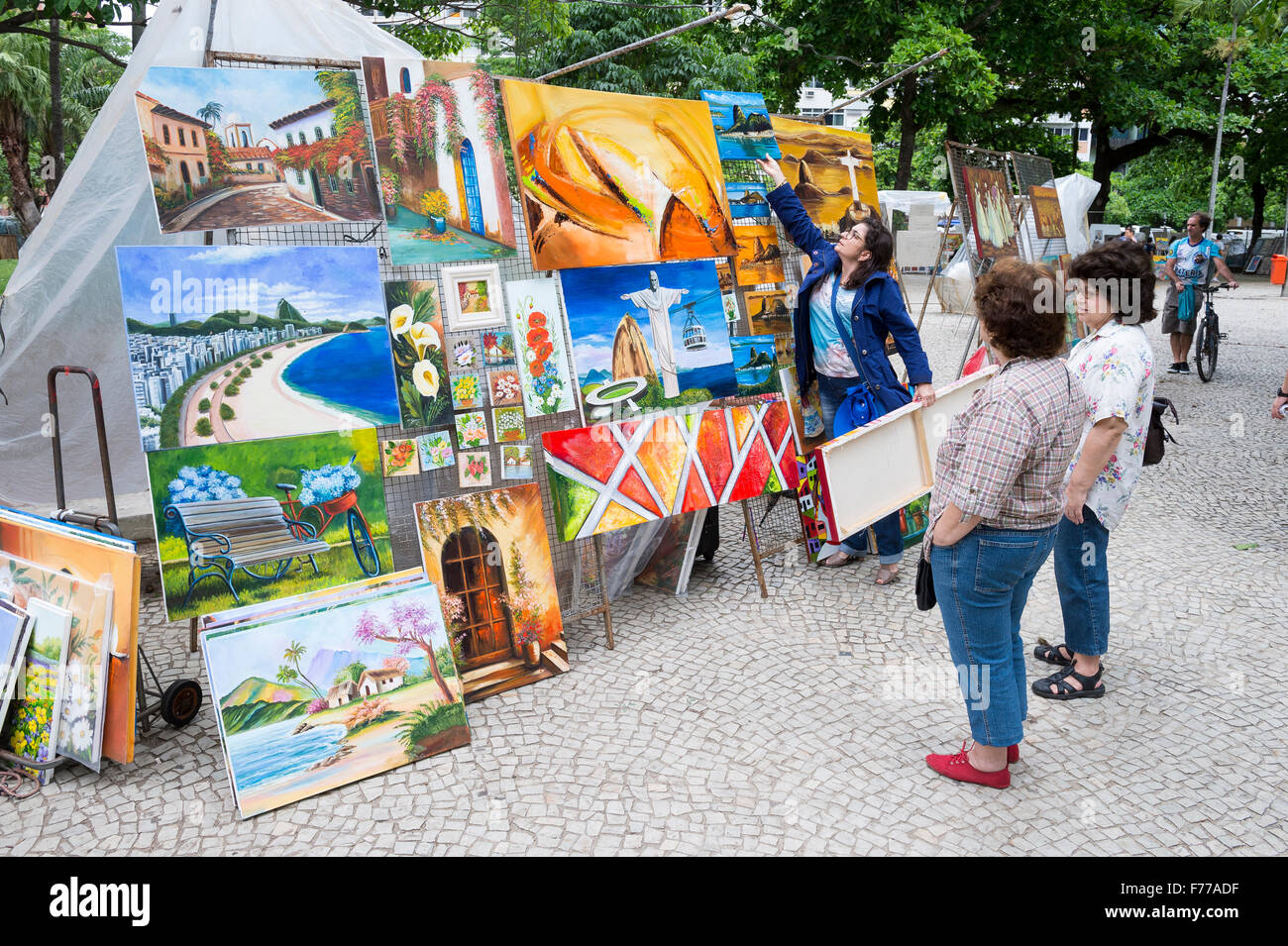RIO DE JANEIRO, BRAZIL - OCTOBER 25, 2015: Shoppers look at art displayed  at the Hippie Fair market in General Osorio, Ipanema Stock Photo - Alamy