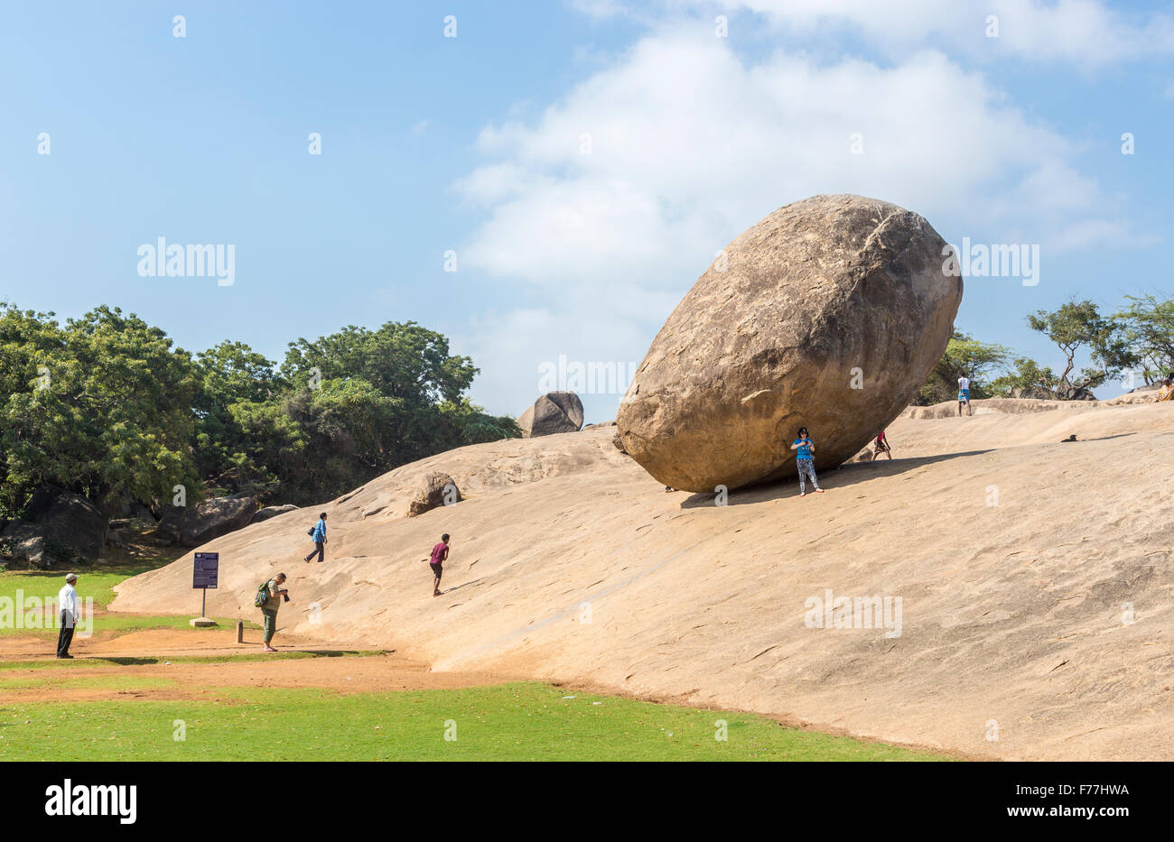 Mahabalipuram (Mamallapuram): Krishna's Butter Ball, a huge balanced rock on a hillside Kancheepuram district near Chennai, Tamil Nadu, southern India Stock Photo