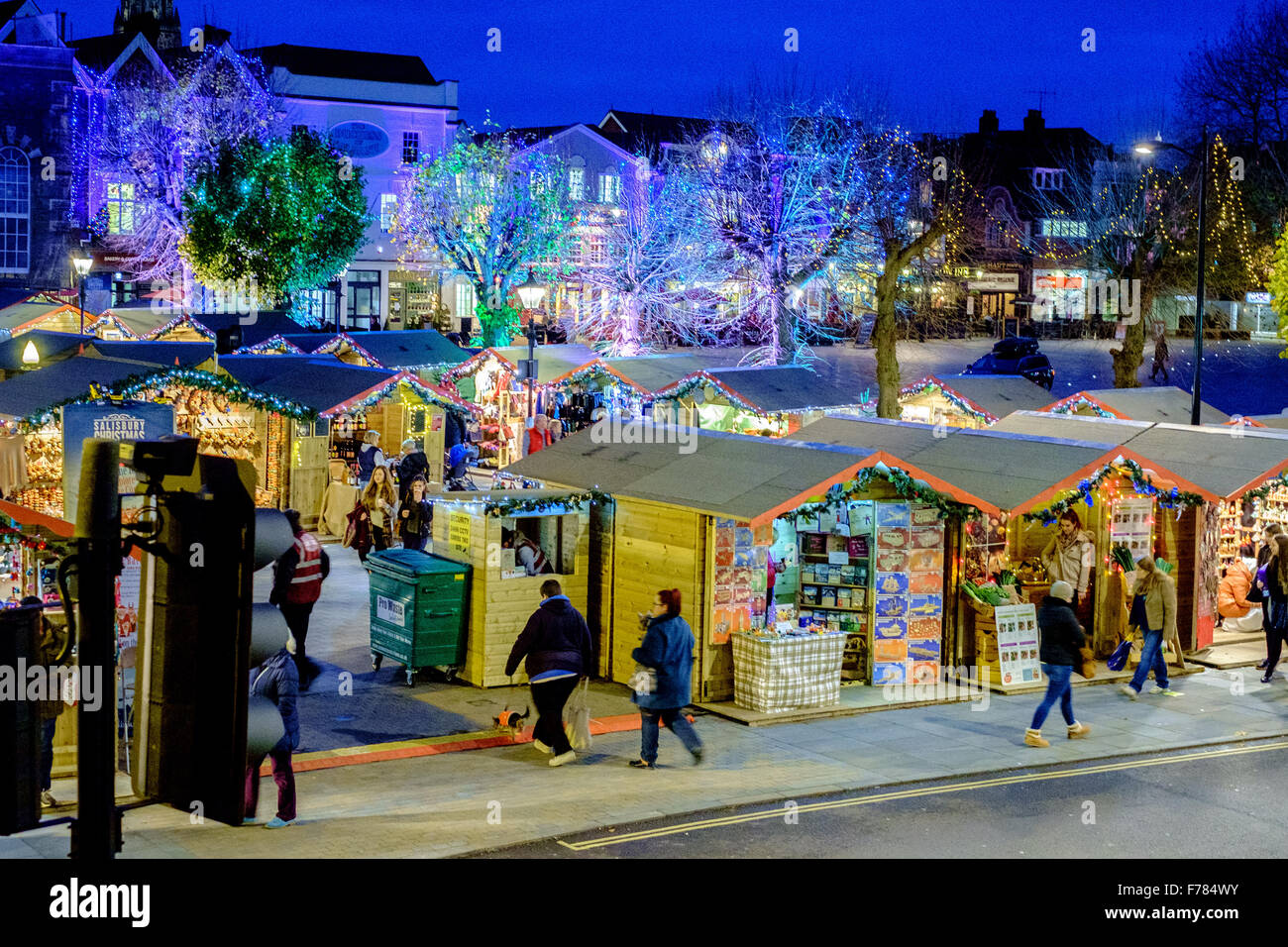 Salisbury, UK. 26th November 2015. Opening night of Salisbury Christmas market Credit Paul