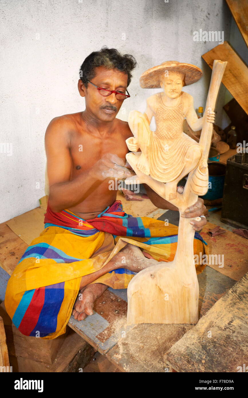 Sri Lanka traditional wood carving, man in Stock Photo Alamy