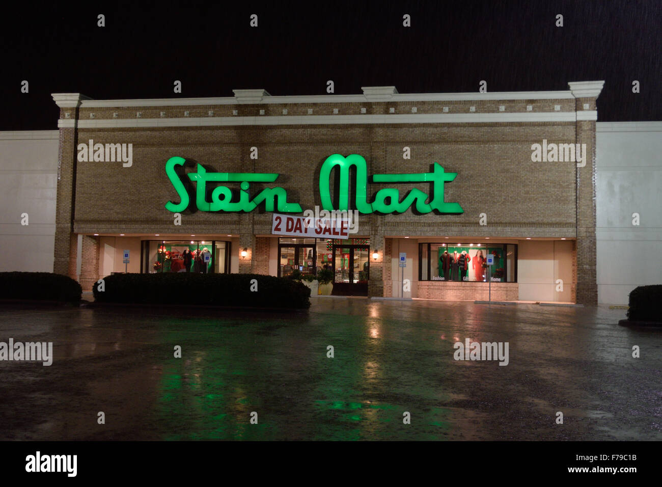 Black friday shoppers wait hi-res stock photography and images - Alamy