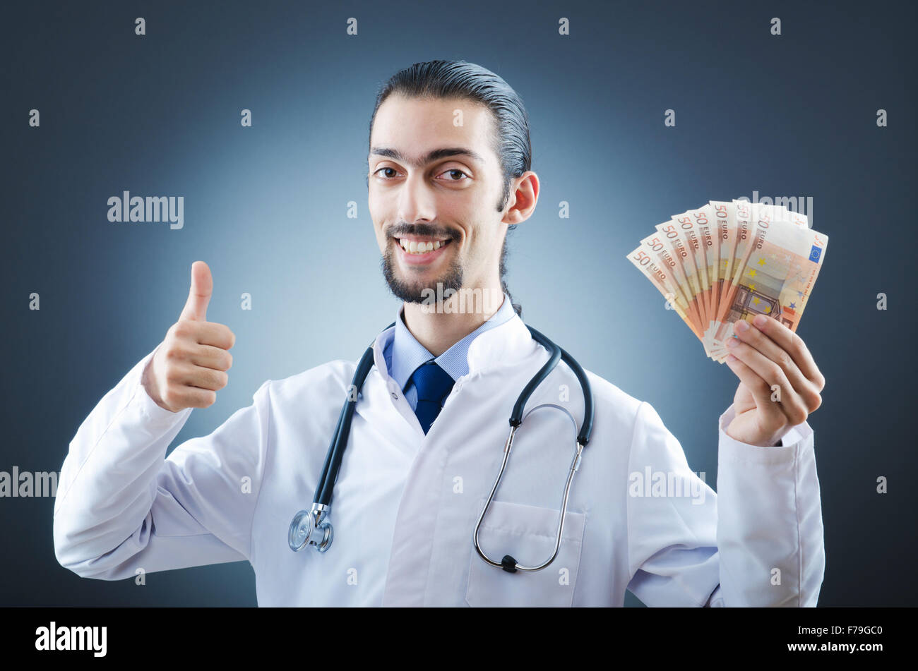 Врач берет деньги. Доктор деньги. Богатый врач. Радостный доктор. Врач с деньгами.