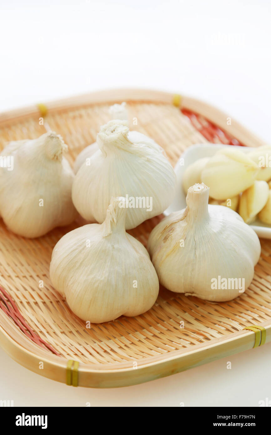 Bulbs and peeled cloves of garlic Stock Photo Alamy