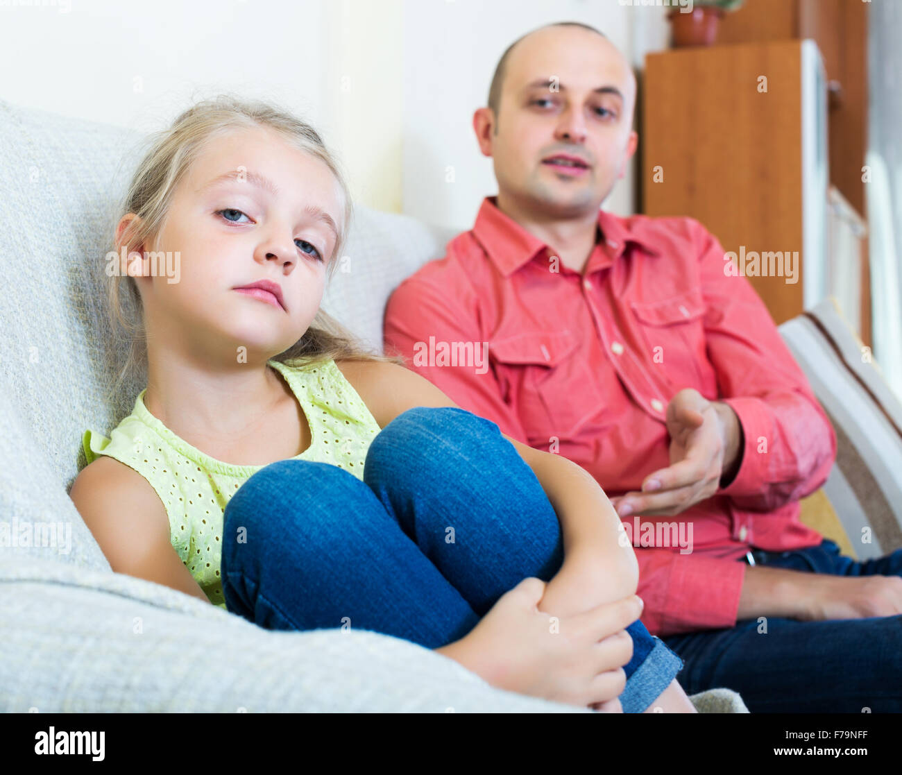 Девочка отдается папе. Папа обижает дочь. Девочка отдалась. Девочка и папа переспали. Отец дал дочери конфету.