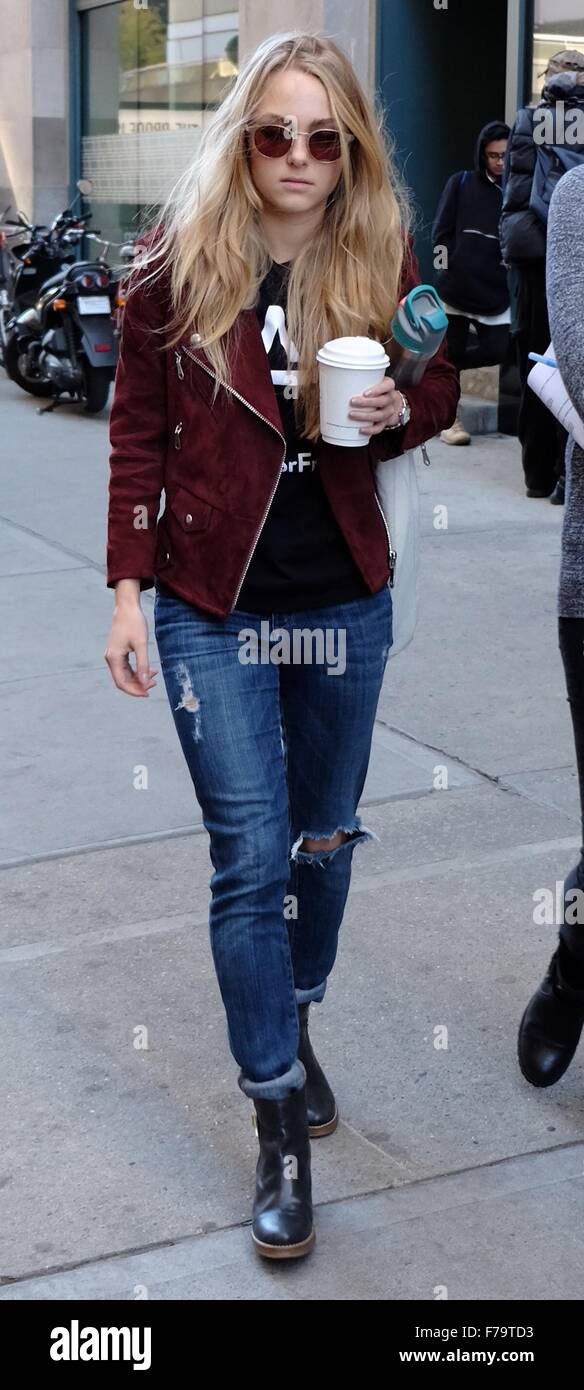 Annasophia Robb Out And About In Soho With A Coffee To Go Featuring Stock Photo Alamy