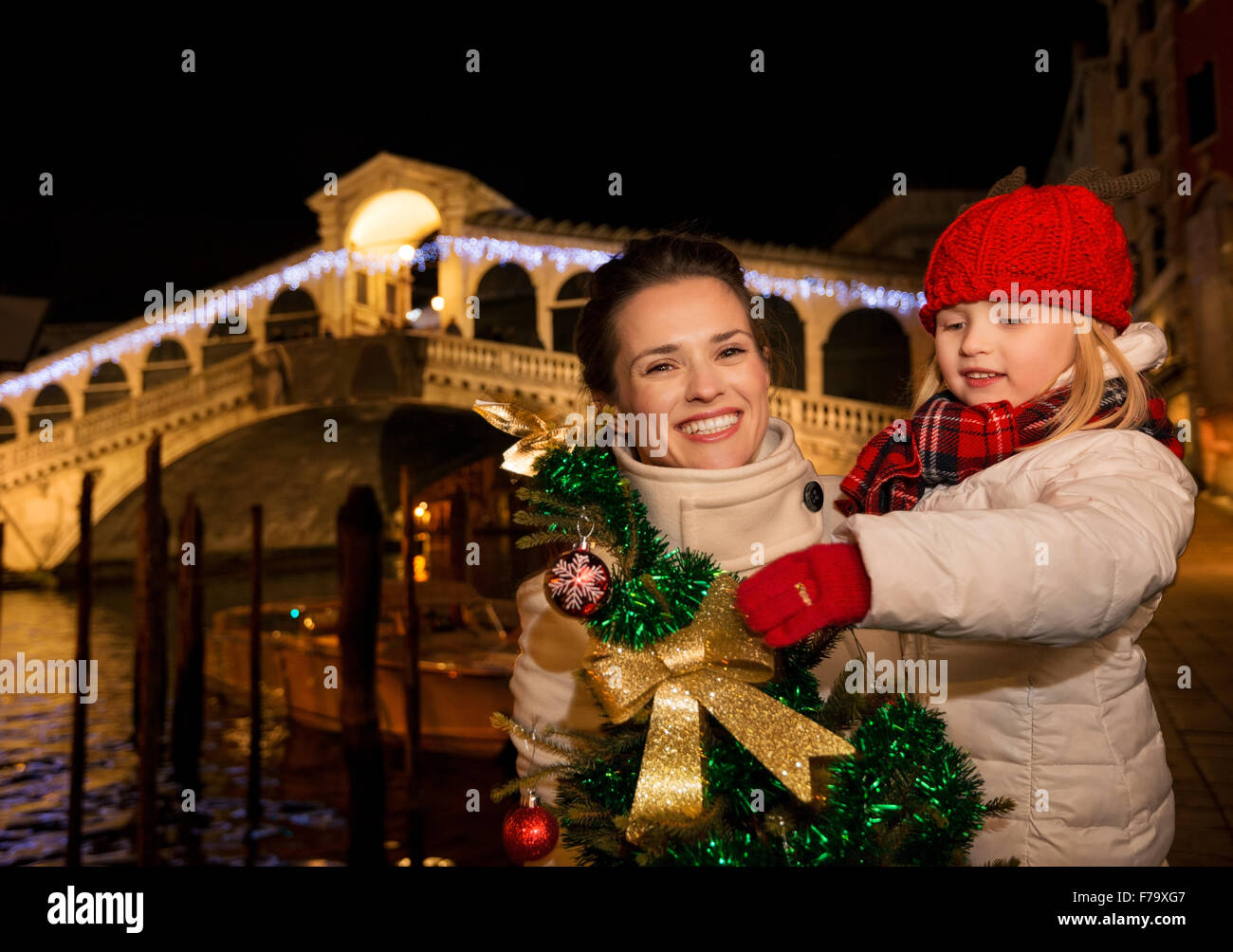 modern family take the best of christmas season by having a fascinating trip to venice italy happy mother and daughter with christmas tree in the front of - Modern Family Christmas modern family take the best of christmas season by having a fascinating trip to venice italy happy mother and daughter with christmas tree in the front of - Modern Family Christmas