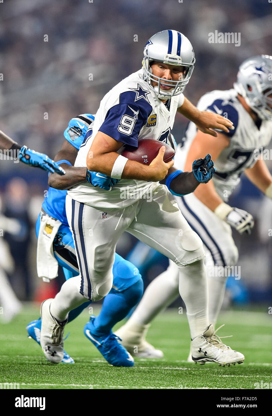 Arlington, Texas, USA. 26th November, 2015.Dallas Cowboys quarterback ...