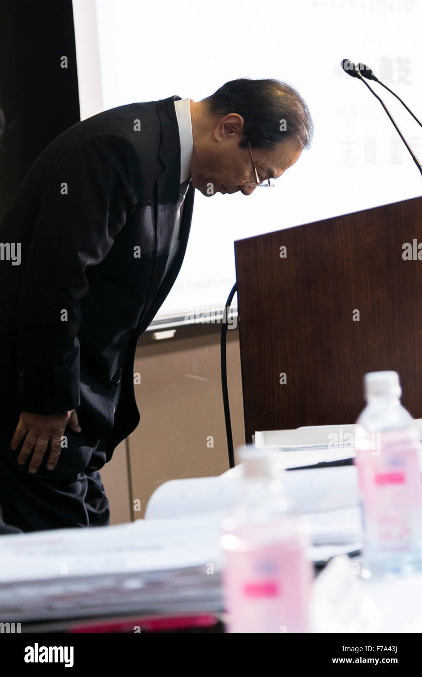 Tokyo, Japan. 27th November, 2015. Toshiba Corp President and CEO Masashi Muromachi bows during a press conference at the company headquarters on November 27, 2015, Tokyo, Japan. Toshiba announced an accumulated 290 million USD operating loss from its nuclear business subsidiary Westinghouse Electric Co. since 2006, the year that it acquired the American company. Japanese magazine Nikkei Business had reported earlier this month that Toshiba had never disclosed the performance of Westinghouse, prompting this announcement. Credit:  Rodrigo Reyes Marin/AFLO/Alamy Live News Stock Photo