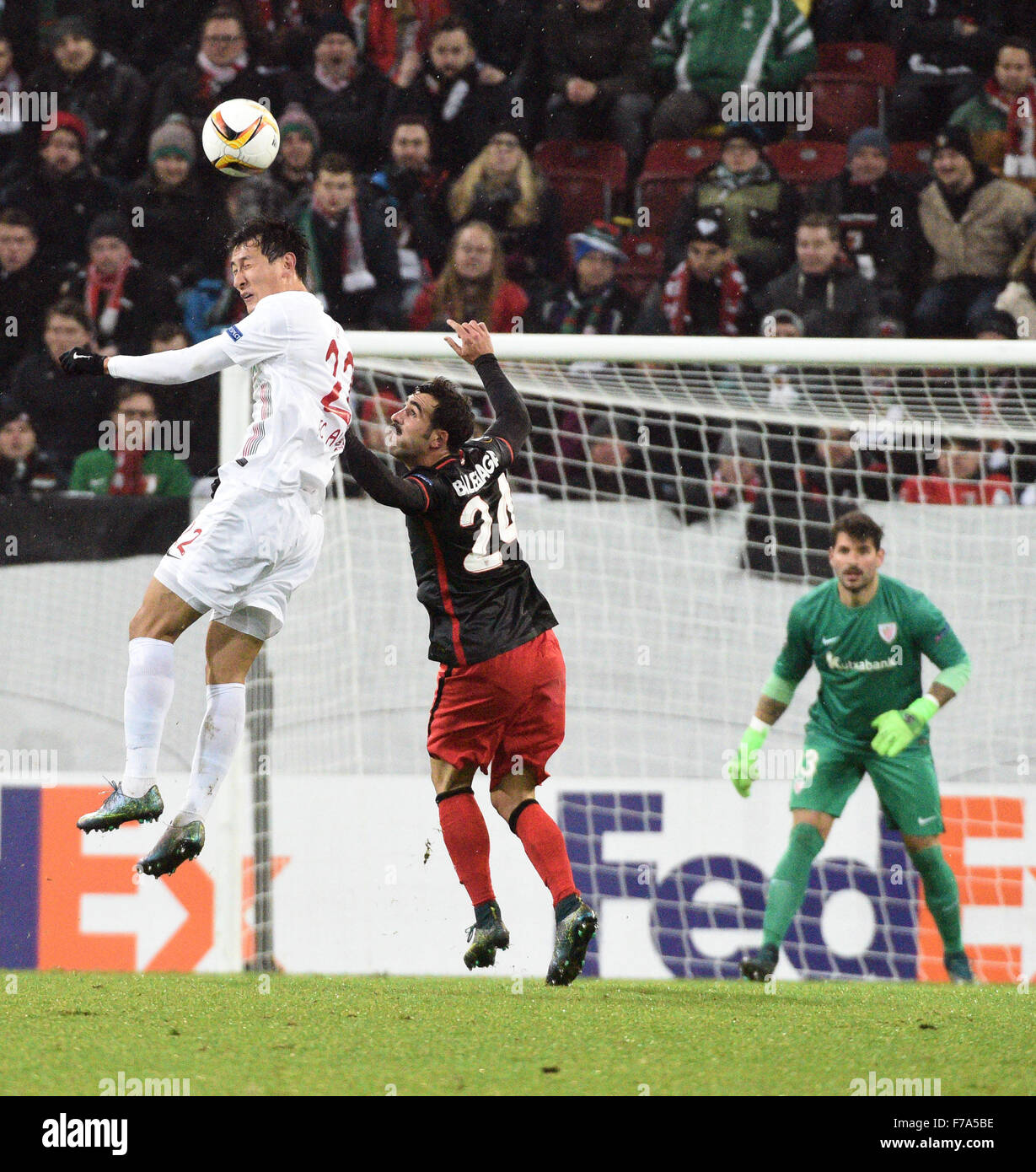 Augsburg, Germany. 26th Nov, 2015. Augsburg's Dong-Won Ji (L) and Bilbao's Mikel Balenziaga (C) vie for the ball in front of Bilbao's goalkeeper Iago Herrerin during the UEFA Europa League Group L soccer match between FC Augsburg and Athletic Bilbao at the Arena Augsburg in Augsburg, Germany, 26 November 2015. Augsburg lost 2-3. Photo: STEFAN PUCHNER/dpa/Alamy Live News Stock Photo